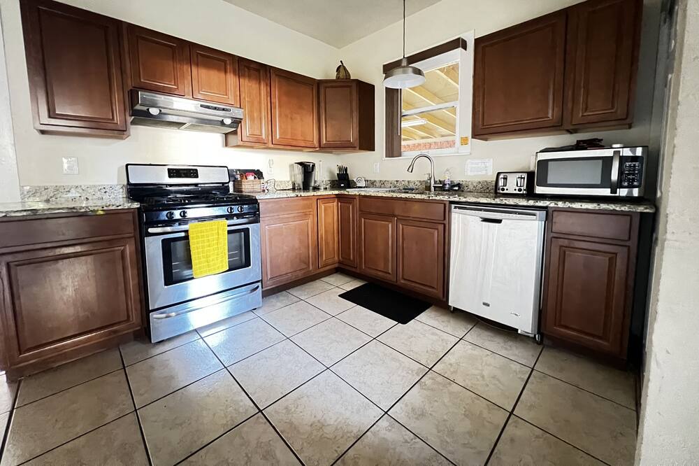 Five Points House | 4 bed 2 bath home - Walk to River Walk in Heart of San Antonio