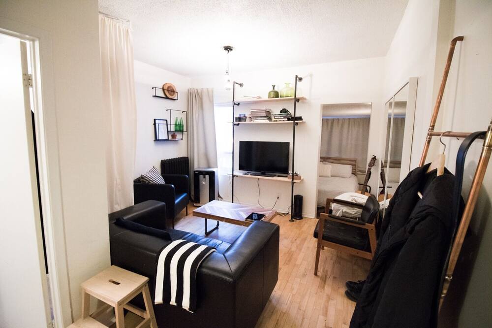 Church and Wellesley Apartment | Central & Economical Suite in Eduardian Home