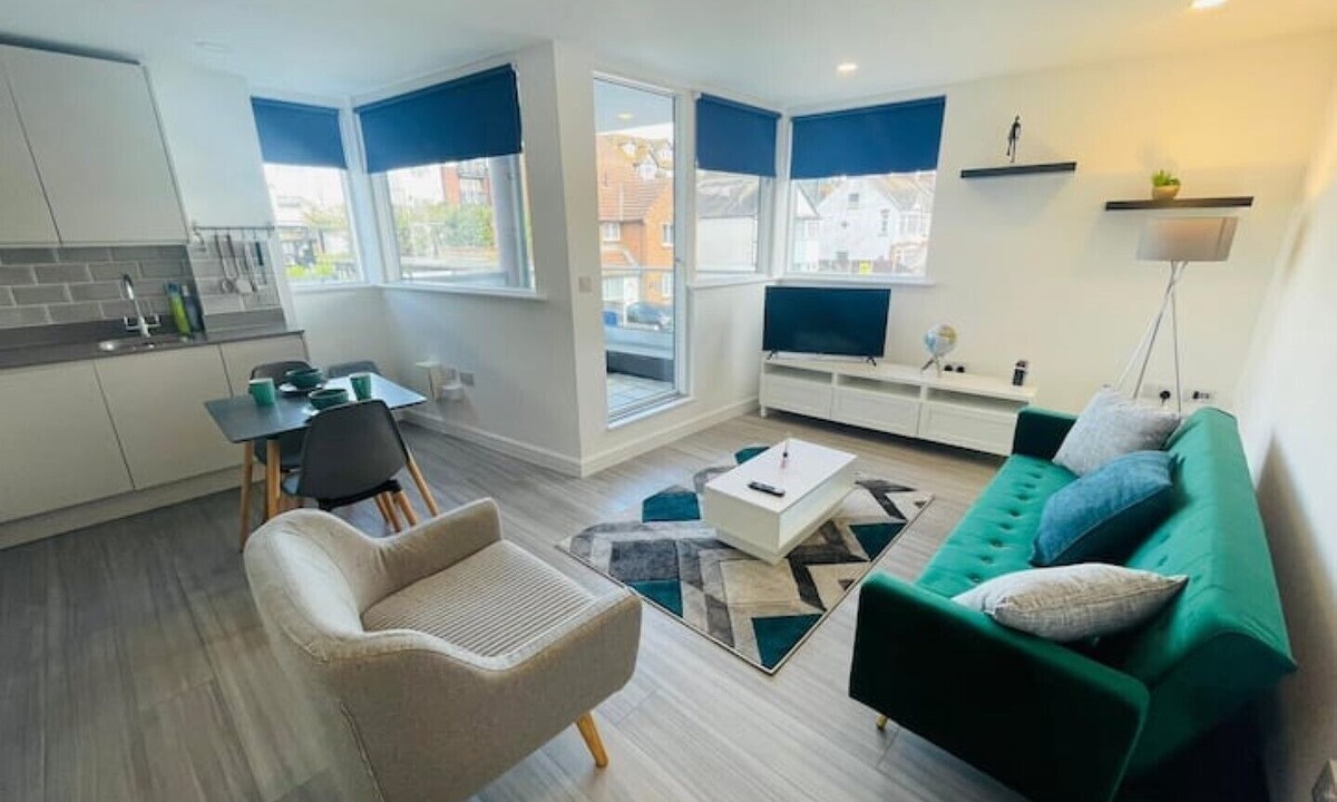 Isle of Grain Apartment | Leigh Broadway Apartment With Parking & Balcony