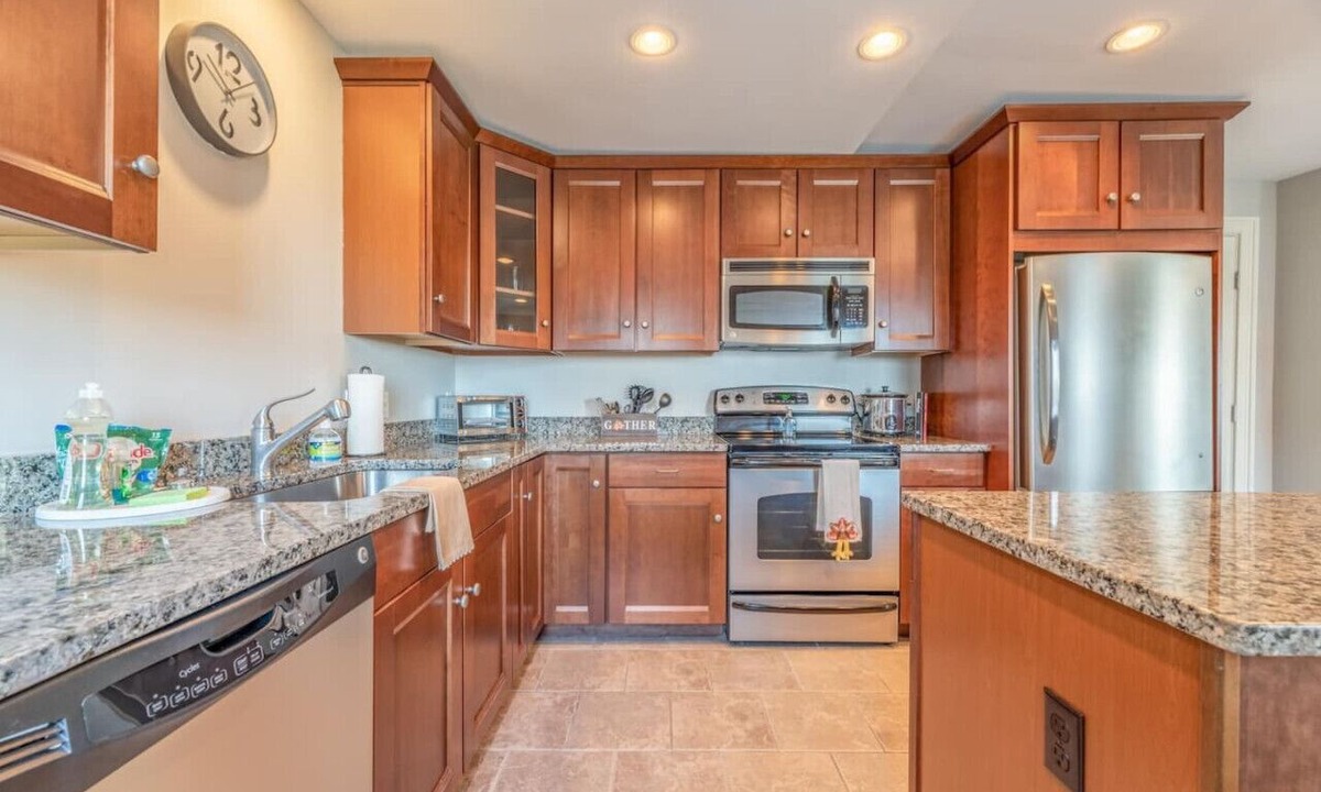 Portland Apartment | Inviting 2BR Portland Apt with Harbor Views