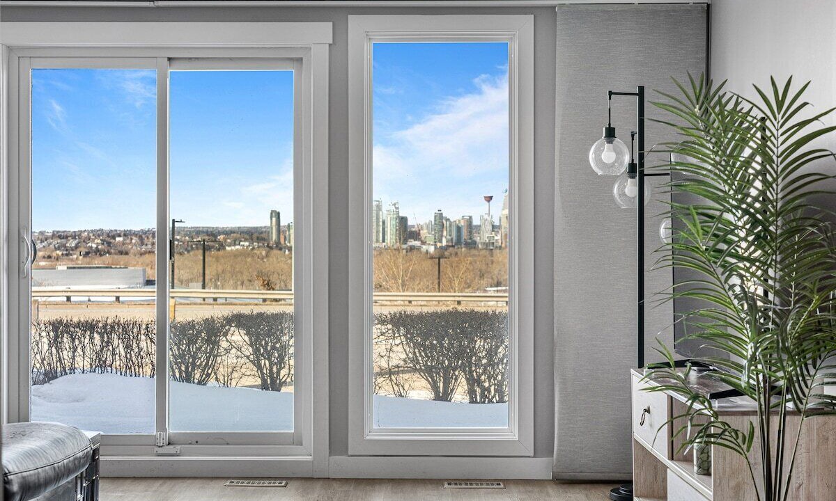 Radisson Heights - Albert Park Apartment | Walk-Out with City Views 2BR + Parking