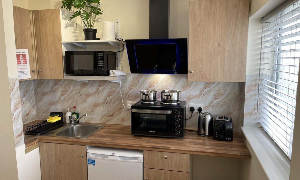 Ponders End Apartment | Spacious one bedroom apartment with free parking