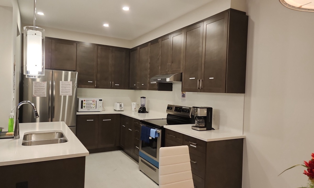 Ottawa Division House | New Modern & Classy 4BD/3.5 Bath Townhome|SelfCheck-In+Parking & Kitchen-Kanata