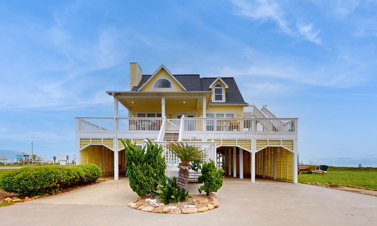 Gilchrist House | Iconic Gulf-front house with balcony, large deck & amazing views - dog-friendly