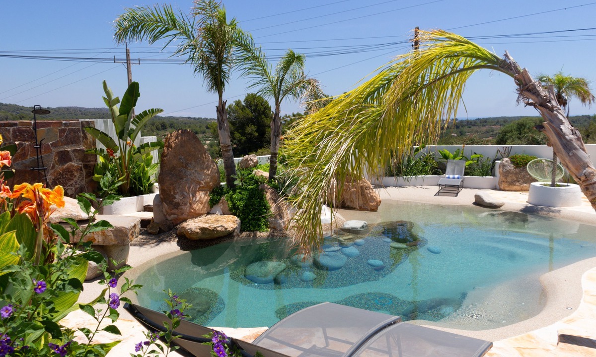 El Castell de Montornes Villa | Tropical Oasis Costa Dorada with private pool