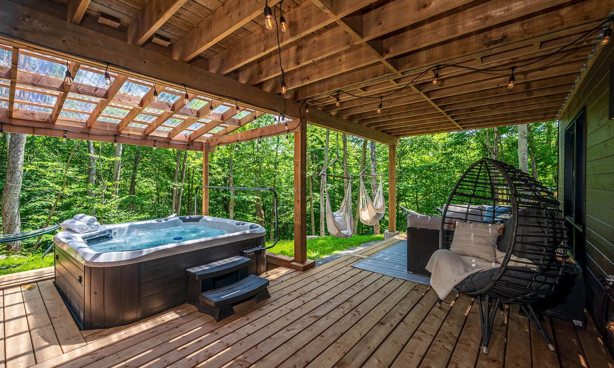 Pine Hill Ski Chalet | 16 people, dome sauna, lake n river access, spa