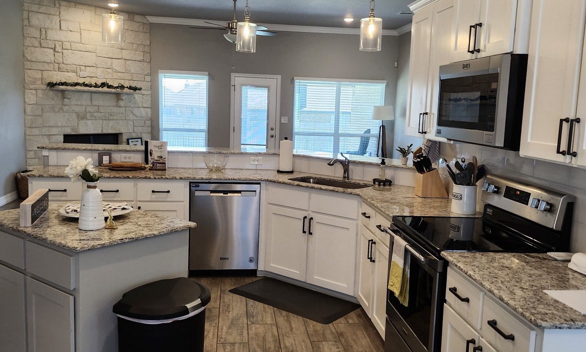 Hewitt House | Spacious 4 bedroom 3 baths