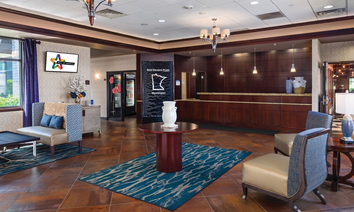 South Loop House | Adventure & Relaxation: Stylish Rooms with Pool & Fitness Center