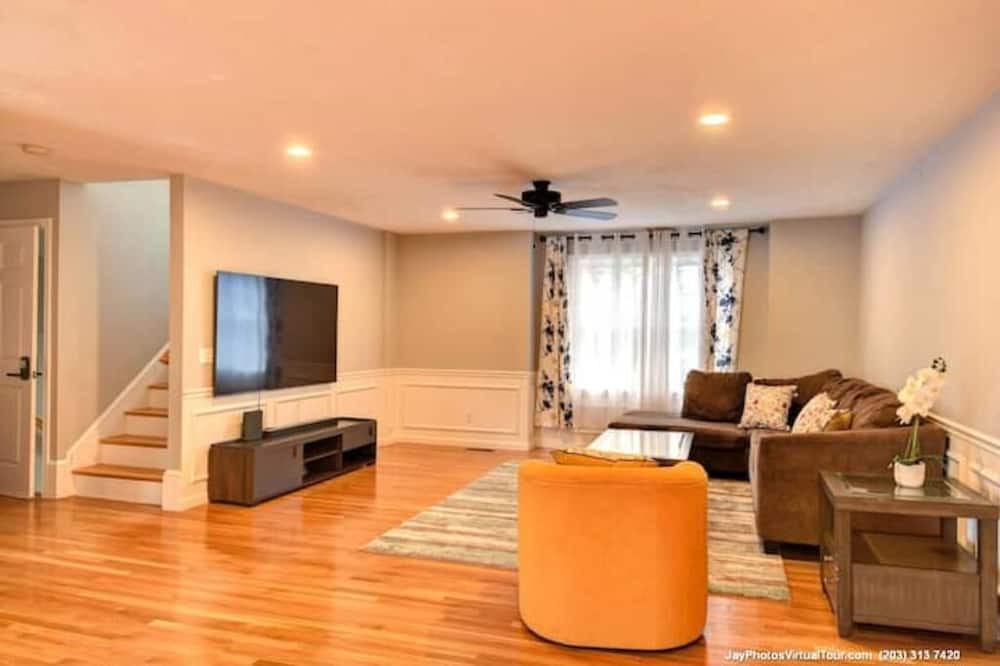 Webster Square House | Spacious House with Master Bedroom