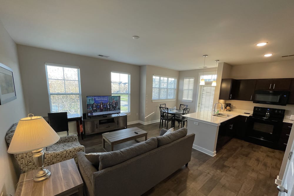 Carmel Apartment | Carmel 3 bedrooms with 2 full baths!!