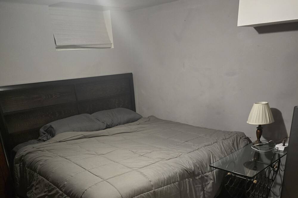 Newmarket Apartment | King Size Bed , Minutes away from everything!