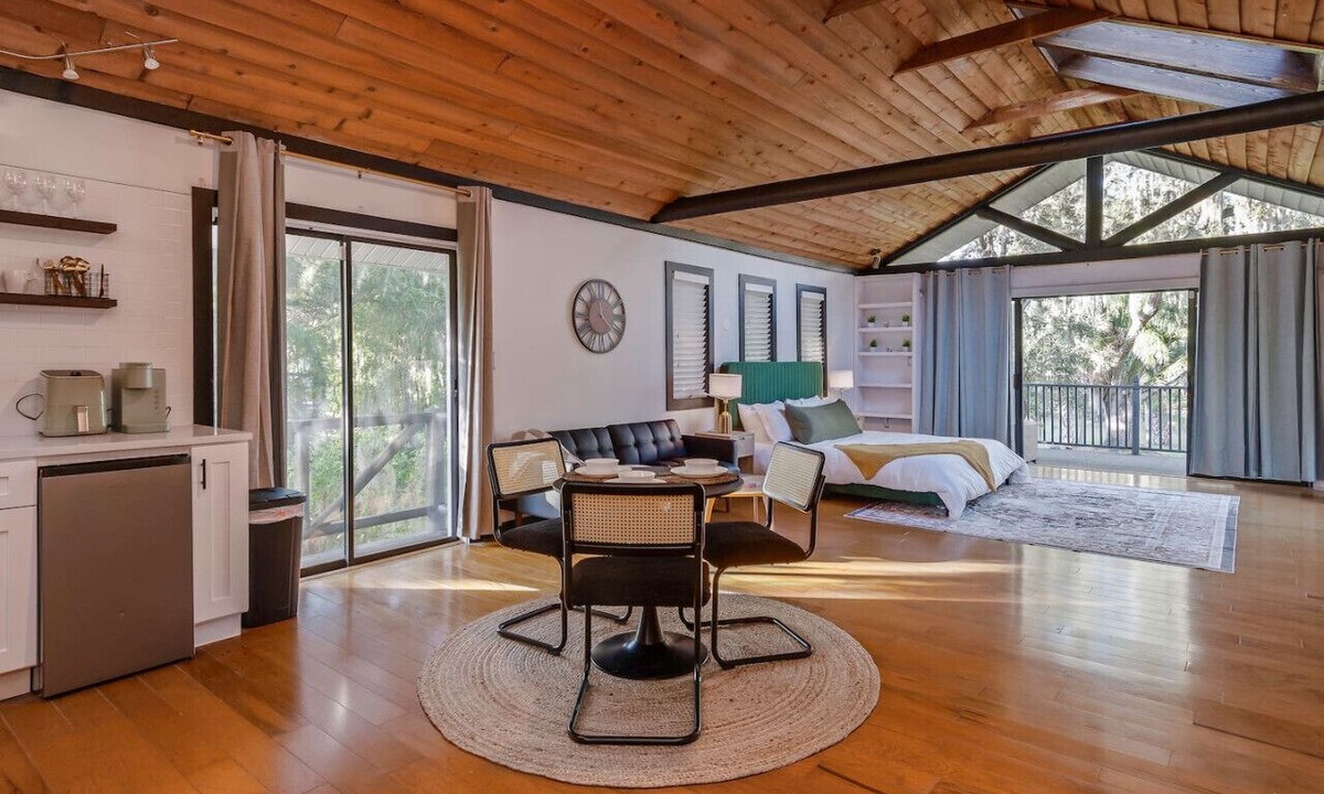Kissimmee Cabin | Romantic Cabin w/Balcony + Tub + Hammock + Grill