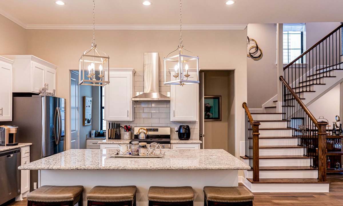 Woodlake - Briar Meadow House | Stylish & sun-drenched retreat with balcony & large patio - Snowbird-friendly