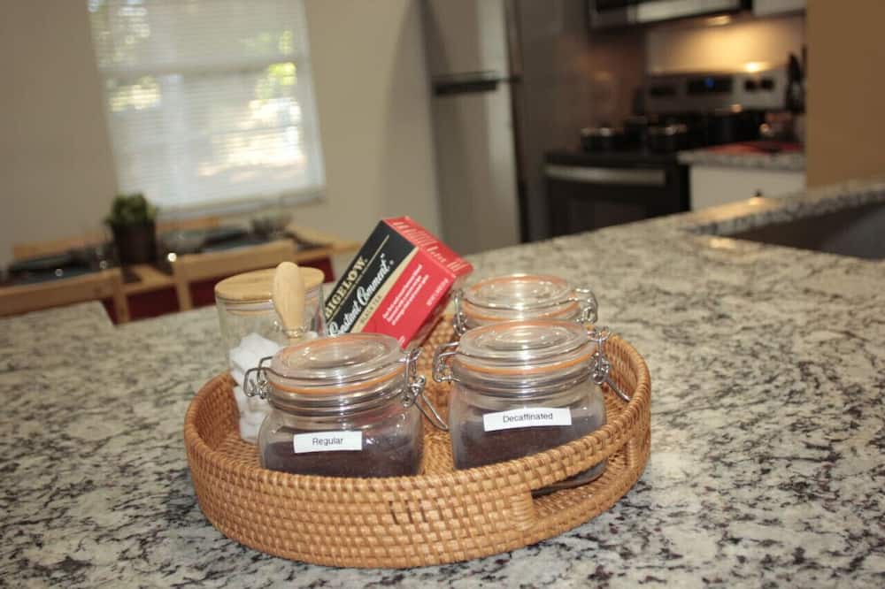 Bayou Oaks House | 2 king beds, large yard, laundry