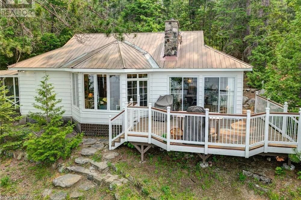 Lake St. Peter Cottage | Waterfront Cottage with two cabins