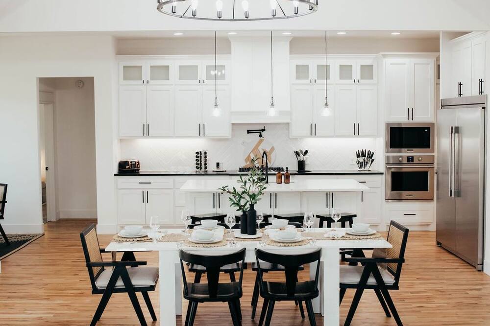 Owasso House | 3000 sqft, Garage Parking, BIG Kitchen, KING Bed