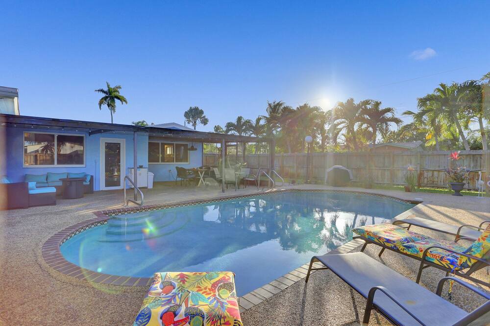 Oakland Park Villa | Spacious 5BDR villa with Pool, BBQ, Tennis Table, Air Hockey