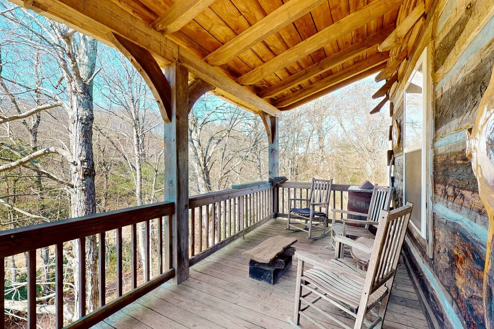 Vesta Cabin | Appalachian-style log cabin with amazing Dan River views - dog-friendly