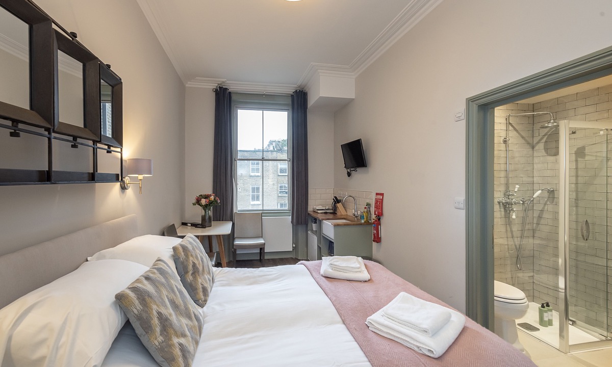 Campden Apartment | Radiant Kensington Studio