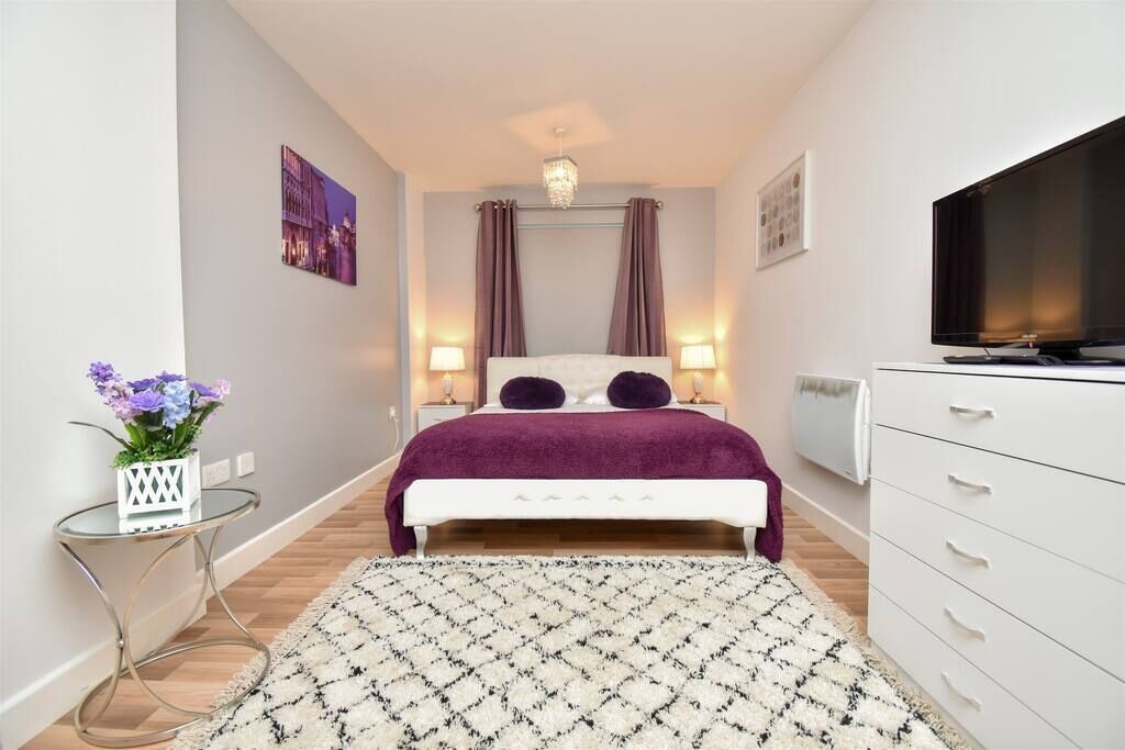 Northampton Apartment | Spacious, Modern, Town Centre Apartment