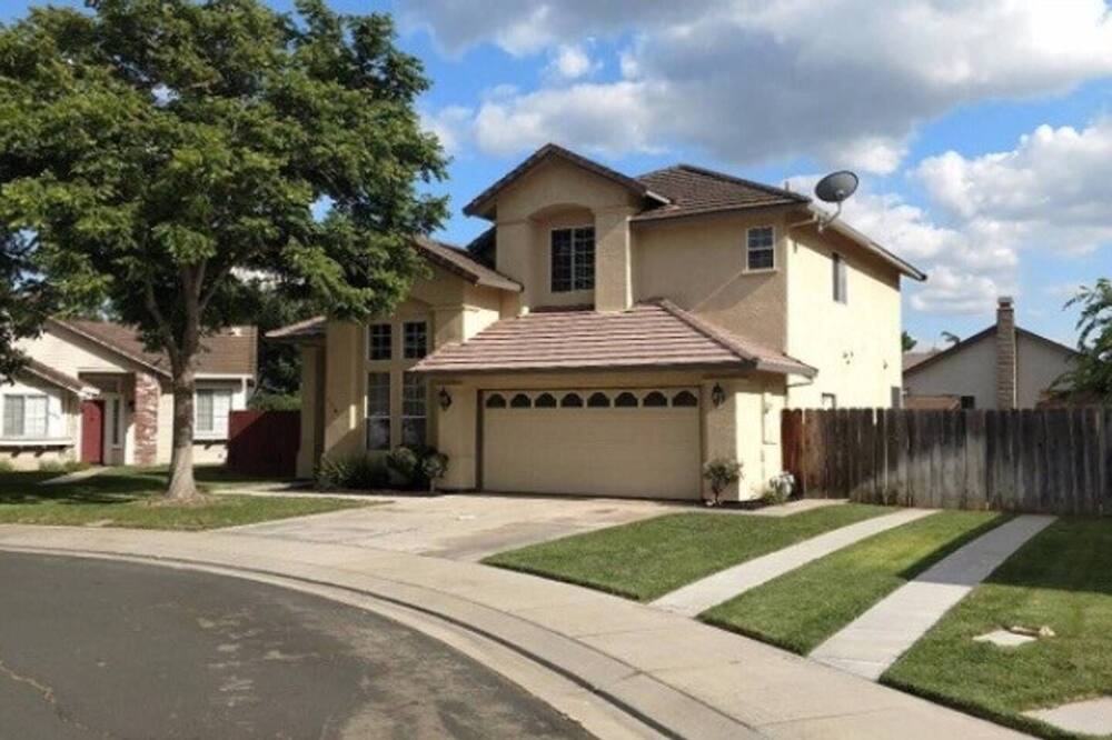 Lathrop House | 1994 Built Large House 3/3/3 Garage Parking Kitchen Laundry WiFI TV AC Culdesac