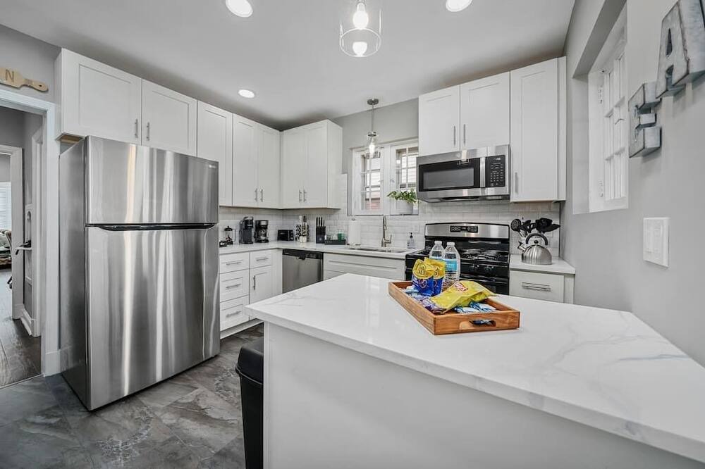 The Southampton House | Blair's Amazing House Sleeps 10 - 5 Beds - 2 Bath