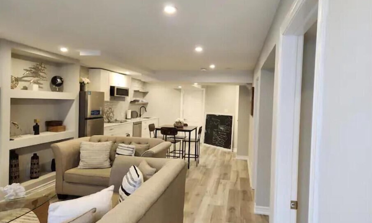 Oshawa House | Stylish Retreat in North Oshawa