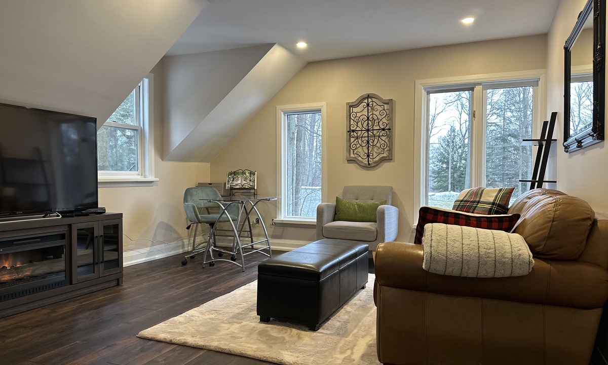 Milton Cottage | Beautiful Cozy Country Cottage 5 Minutes From 401 Guelph Line