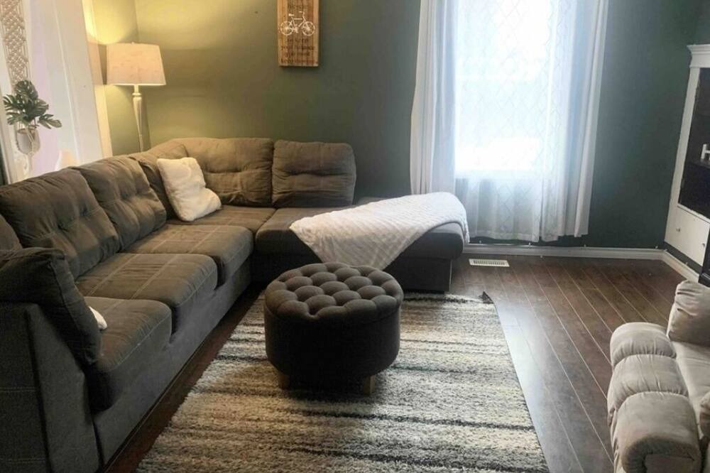 Owen Sound House | SecondAveOasis - With pool! : Also ask about our returning guest discount!