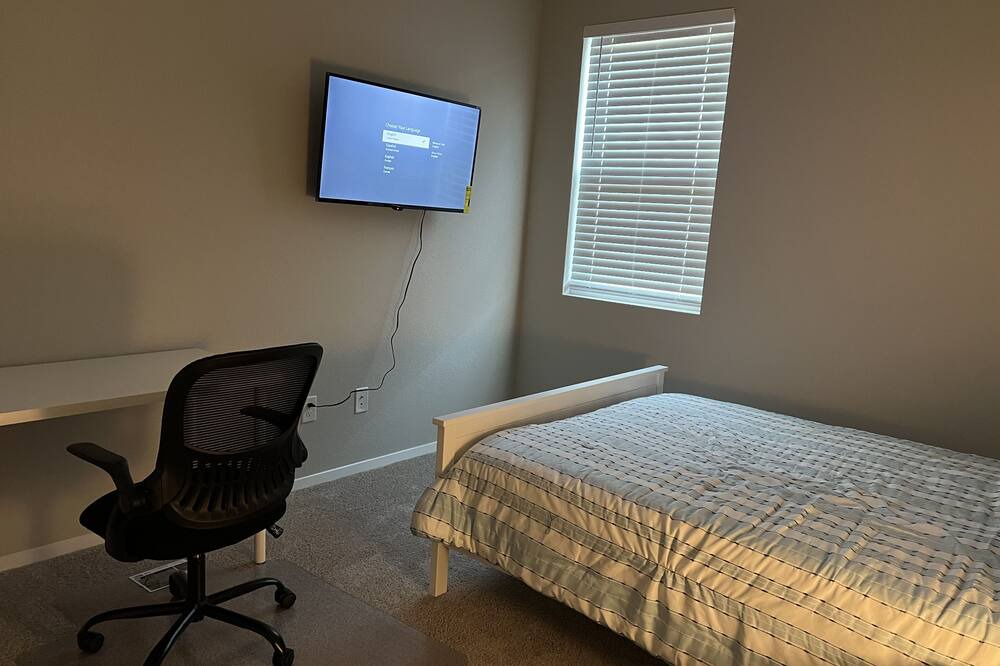 Elgin House | Private Bedroom in Elgin.5