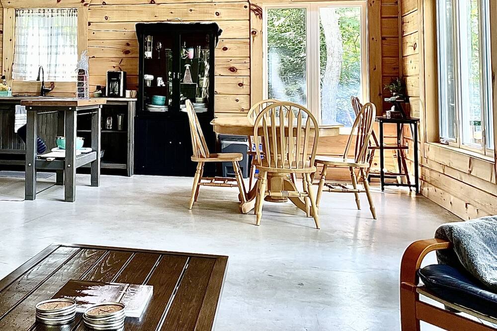 Nipissing Cottage | LAKEFRONT LOG CABIN- 24’ dock, gradual sandy entry, kayaks & wifi