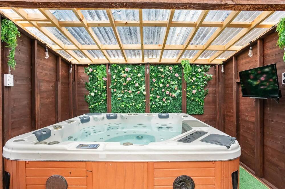 Hamilton House | Captivating 2-Bed House in Hamilton with jacuzzi