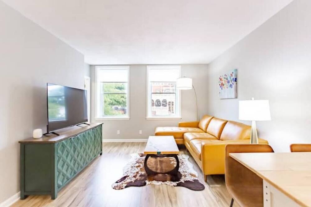 Monroe Apartment | Stylish Downtown Flat