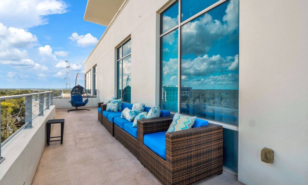South Eola Condo | 2/2 PENTHOUSE DOWNTOWN with large Billiard room