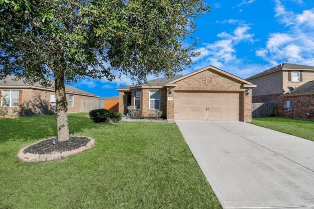 Iowa Colony House | $3500 Per/Mth, 4BRs, Gated Community