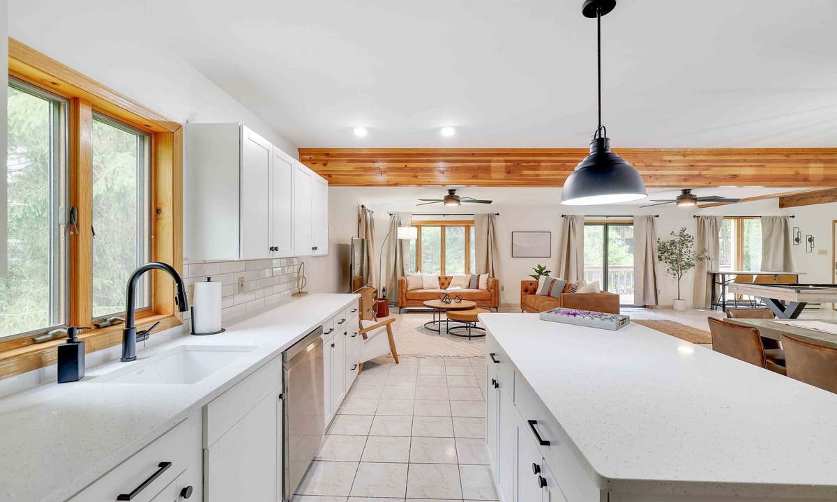 Lake Harmony Villa | Hot Tub | Deck w/Grill | Pool Table | King Beds