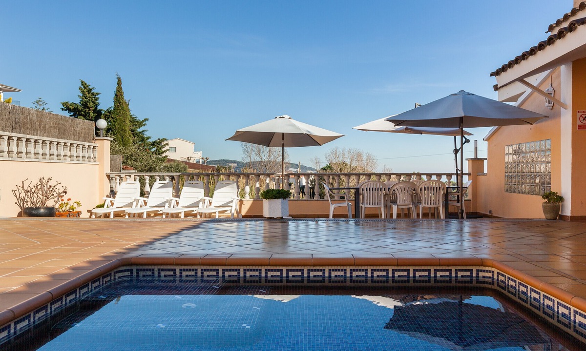 Sant Cebria de Vallalta House | Holiday Home 'Villa Sol' with Sea View, Private Pool and Wi-Fi