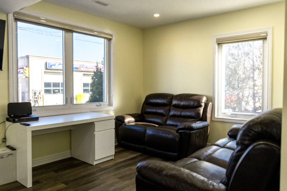 Watertown House | Entire 2 Bedroom Home - Hamilton/Waterdown