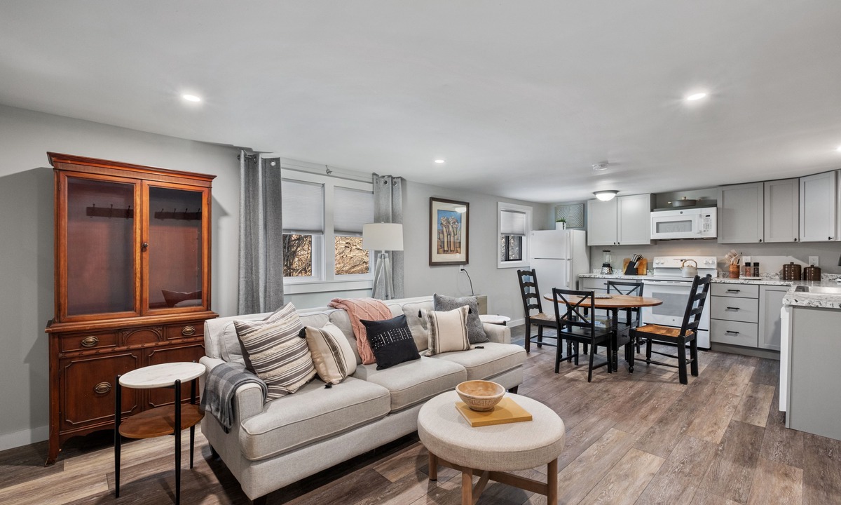 Bradford Cottage | Riptide Cottage: 1 Bed 1 Ba, Private Pond