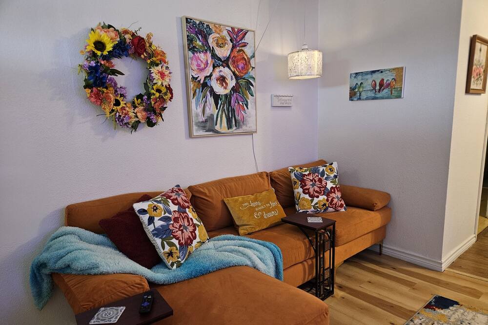 Sayles Blvd. Area House | Cute and cozy 2 bedroom cottage - centrally located and charming!