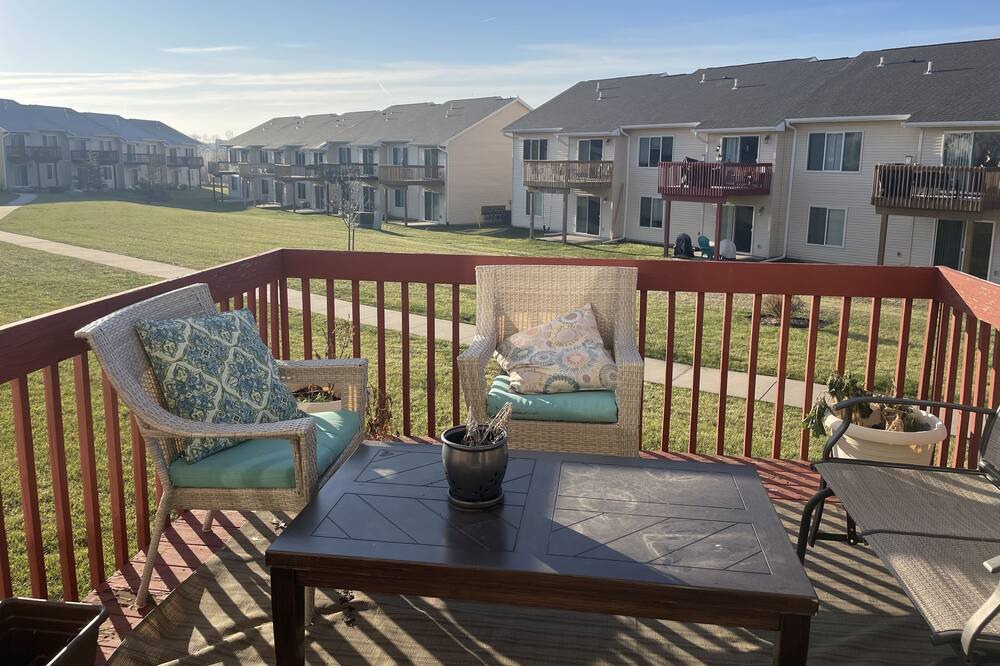 Oakdale Condo | Cheerful 3 bedroom townhouse with fireplace, deck