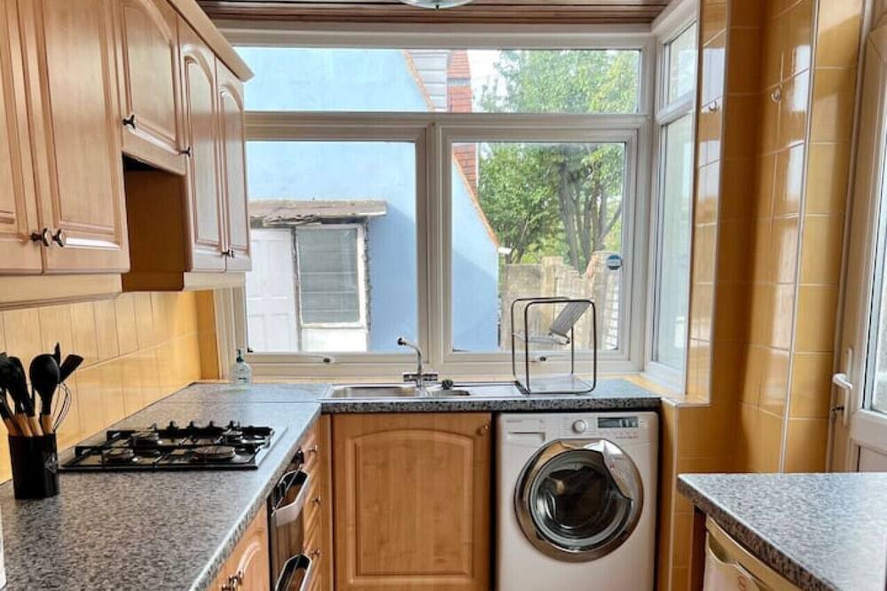 Lea Bridge House | Pair Paradise Haven - Double room