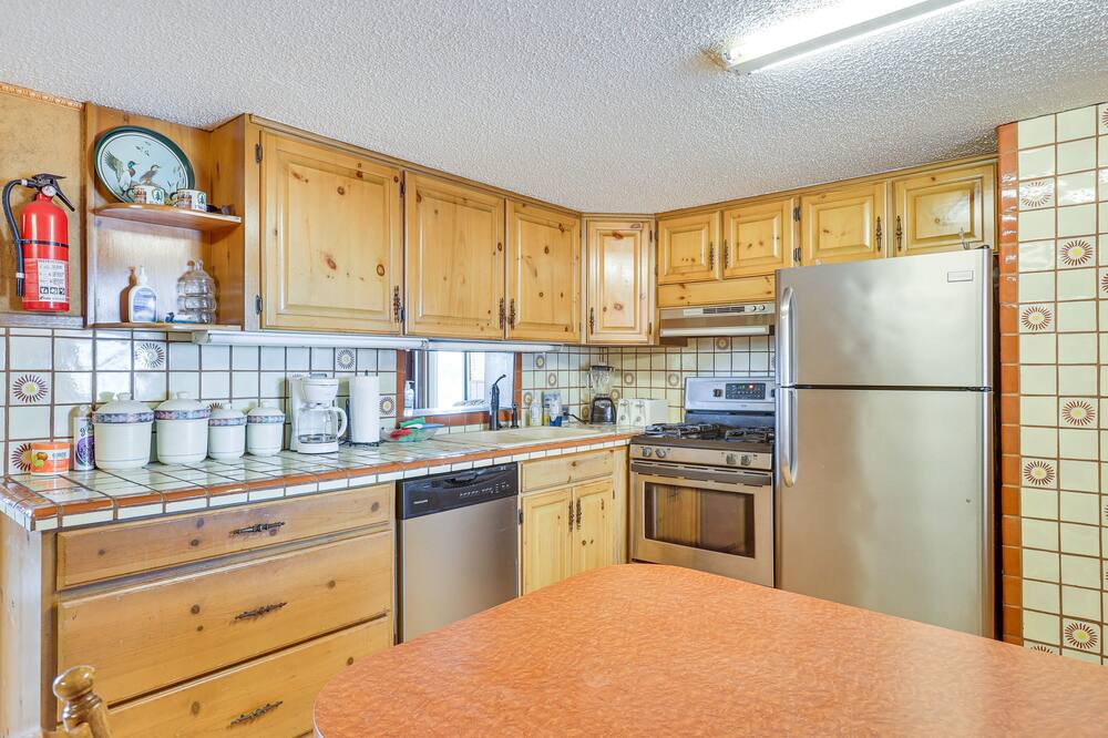 Hutchinson House | Hutchinson Home w/ Pond Access - 3 Mi to Town!