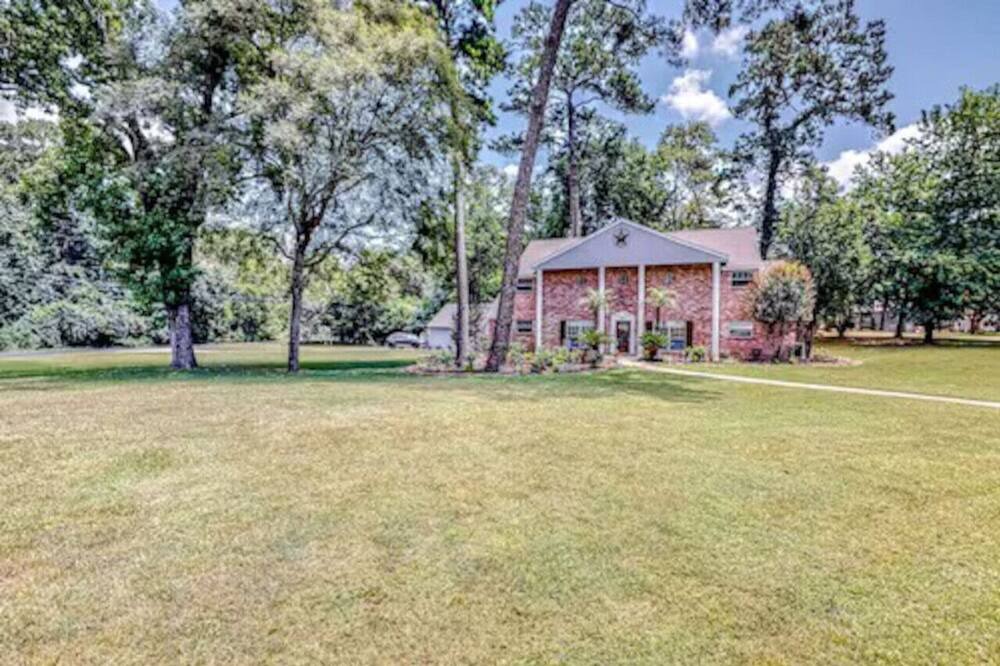 Houston House | Colonial Estate : Arcade, Grill & Wildlife