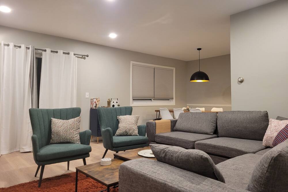 Naperville Condo | Cozy Townhome near the Dupage River Trail