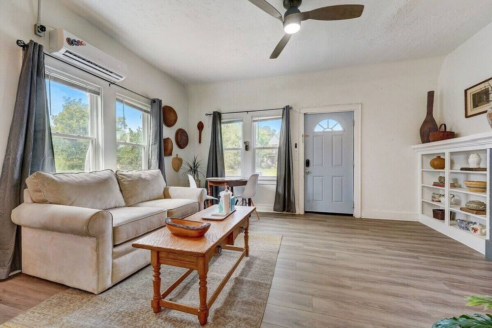 Central Oklahoma City Apartment | Art-Center of City-Fabulous shower