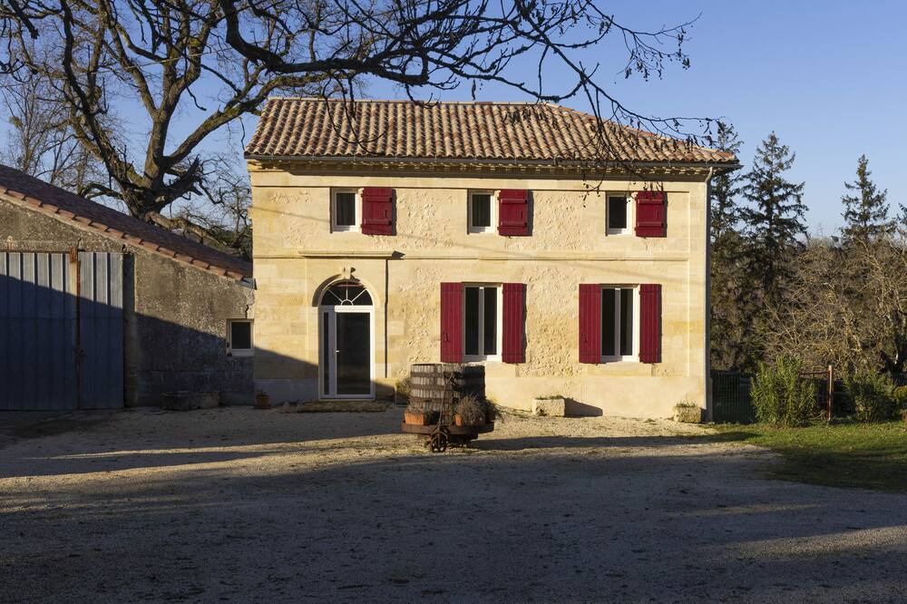 Naujan-et-Postiac House | Vrbo Property