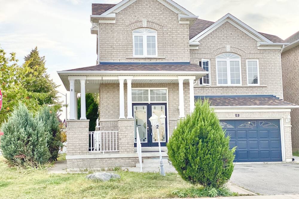 Mount Pleasant House | Modern furnished and fully stocked 4 bed, 3 bath house in central Brampton