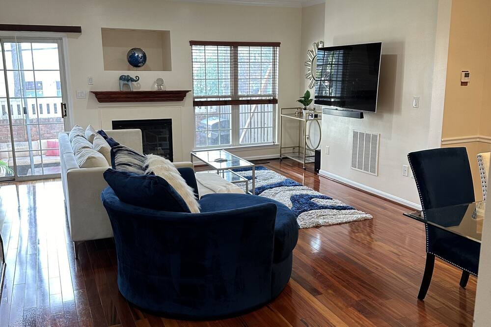 Baileys Crossroads House | Stunning & Luxurious Townhouse in Falls Church