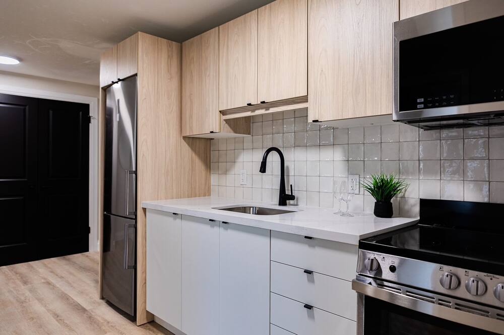 Kitchener Apartment | Trendy 1 queen bed studio Prime DT location